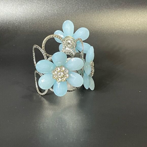Beautiful Flower Rhinestone Bracelet - Picture 3 of 5